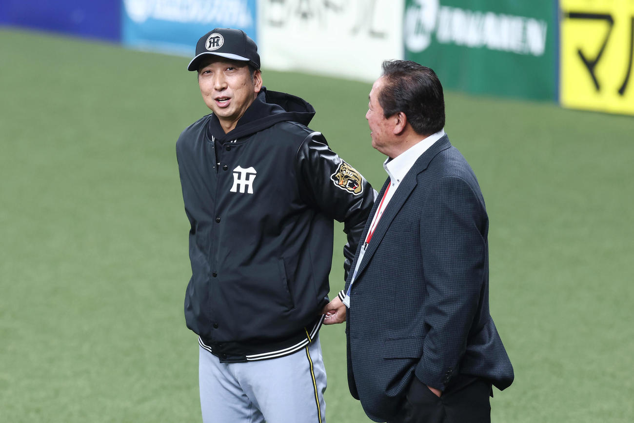 オリックス対阪神　試合前練習で言葉を交わす阪神藤川監督（左）と日刊スポーツ評論家の梨田氏（撮影・前田充）