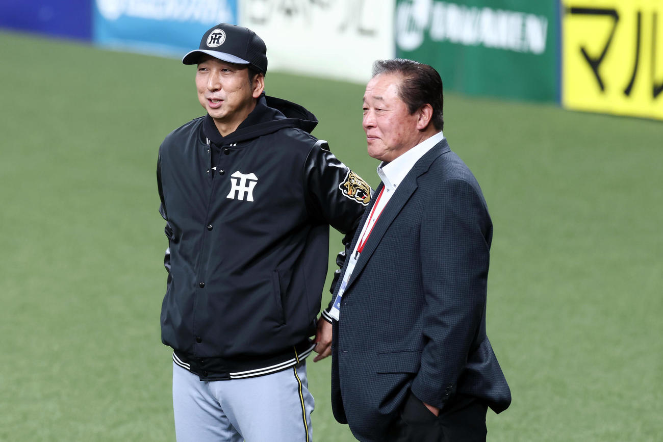 オリックス対阪神　試合前練習で言葉を交わす阪神藤川監督（左）と日刊スポーツ評論家の梨田氏（撮影・前田充）