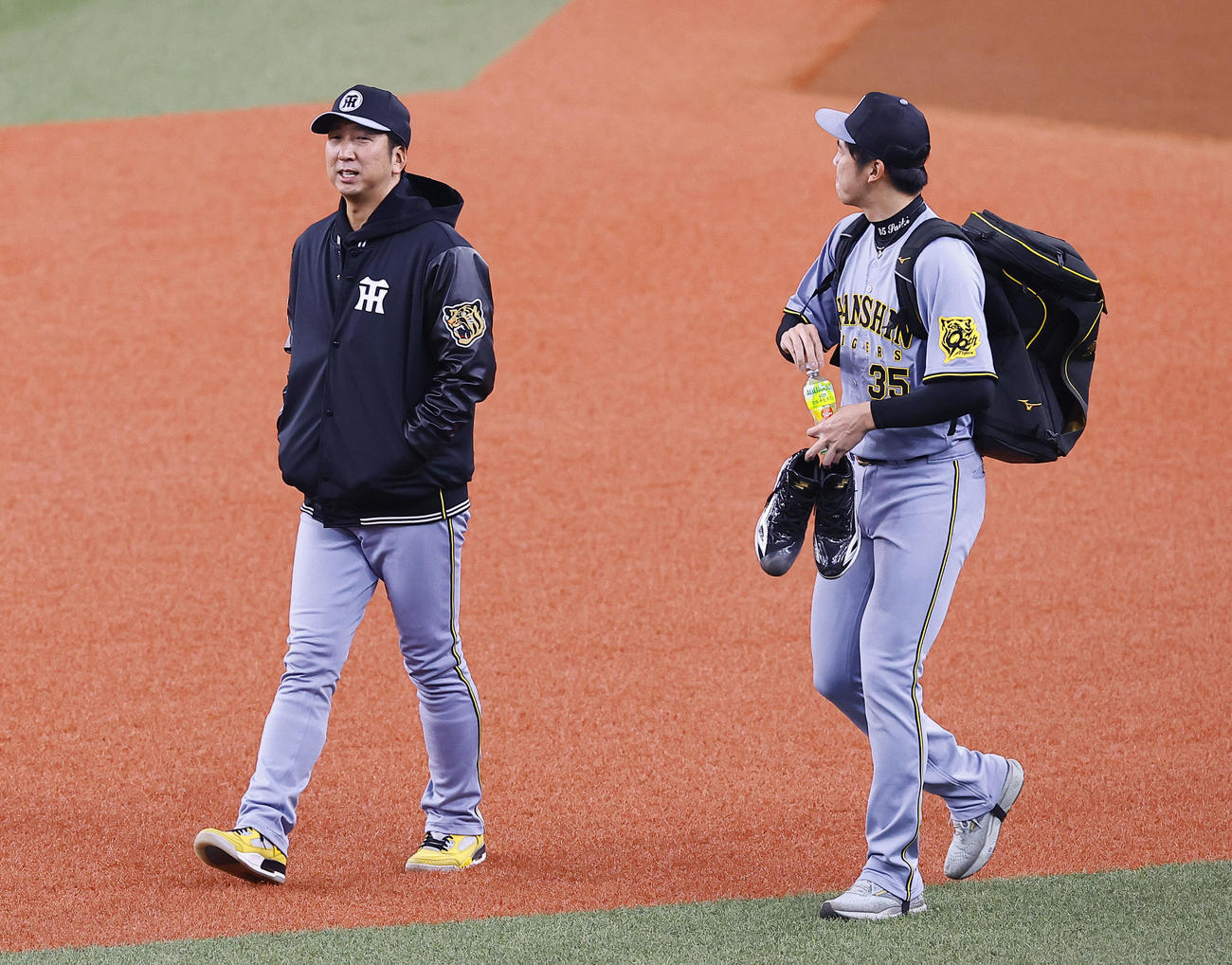 オリックス対阪神　才木（右）と話しをする阪神藤川監督（撮影・藤尾明華）