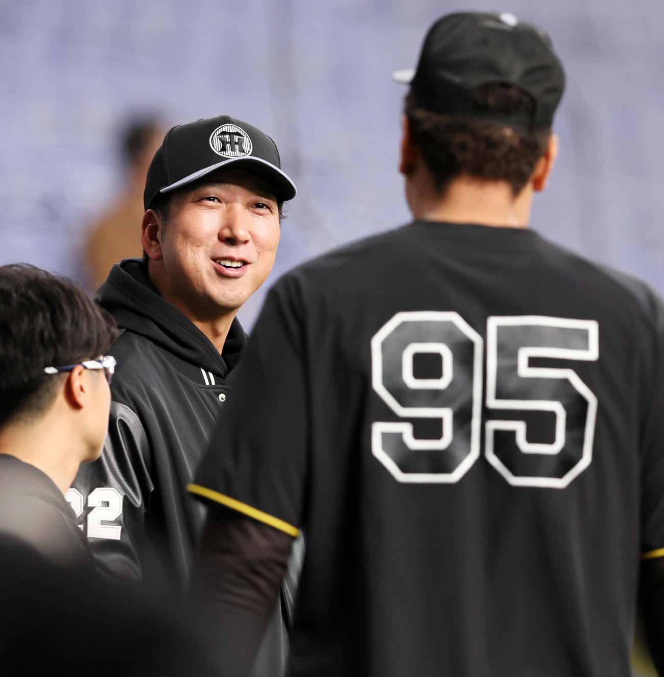 オリックス対阪神　笑顔でヘルナンデス（右）に声をかける藤川球児監督（撮影・加藤哉）