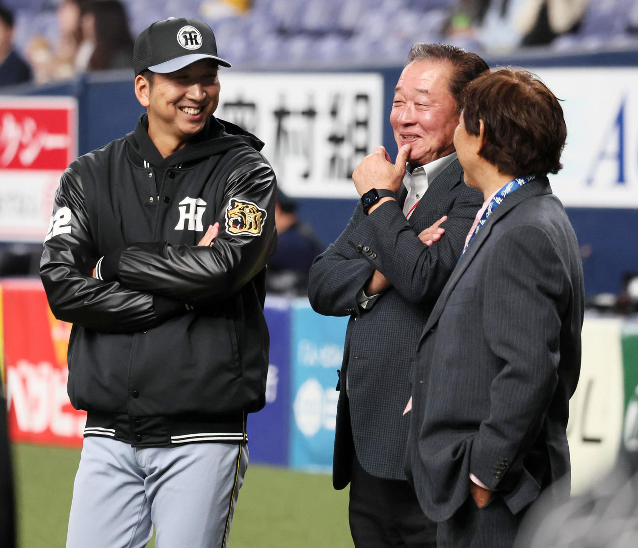 オリックス対阪神　藤川監督（左）と話す日刊スポーツ評論家の梨田氏。右は田尾氏（撮影・加藤哉）