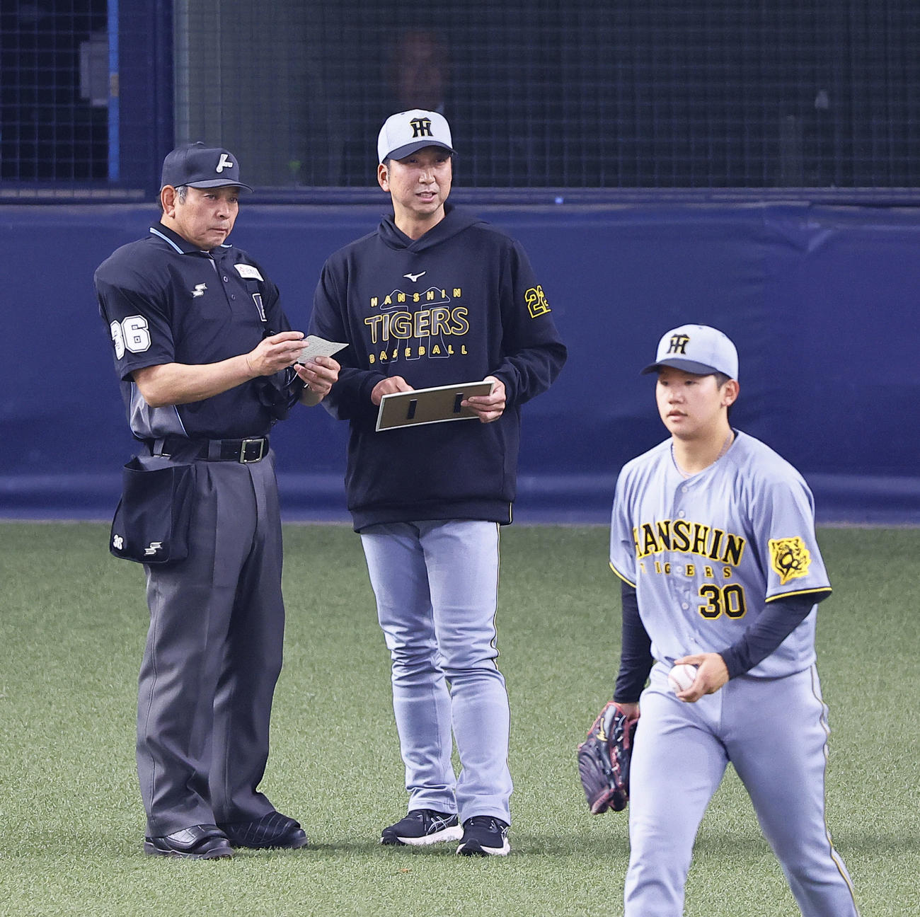 オリックス対阪神　6回、交代を告げる阪神藤川監督（撮影・藤尾明華）