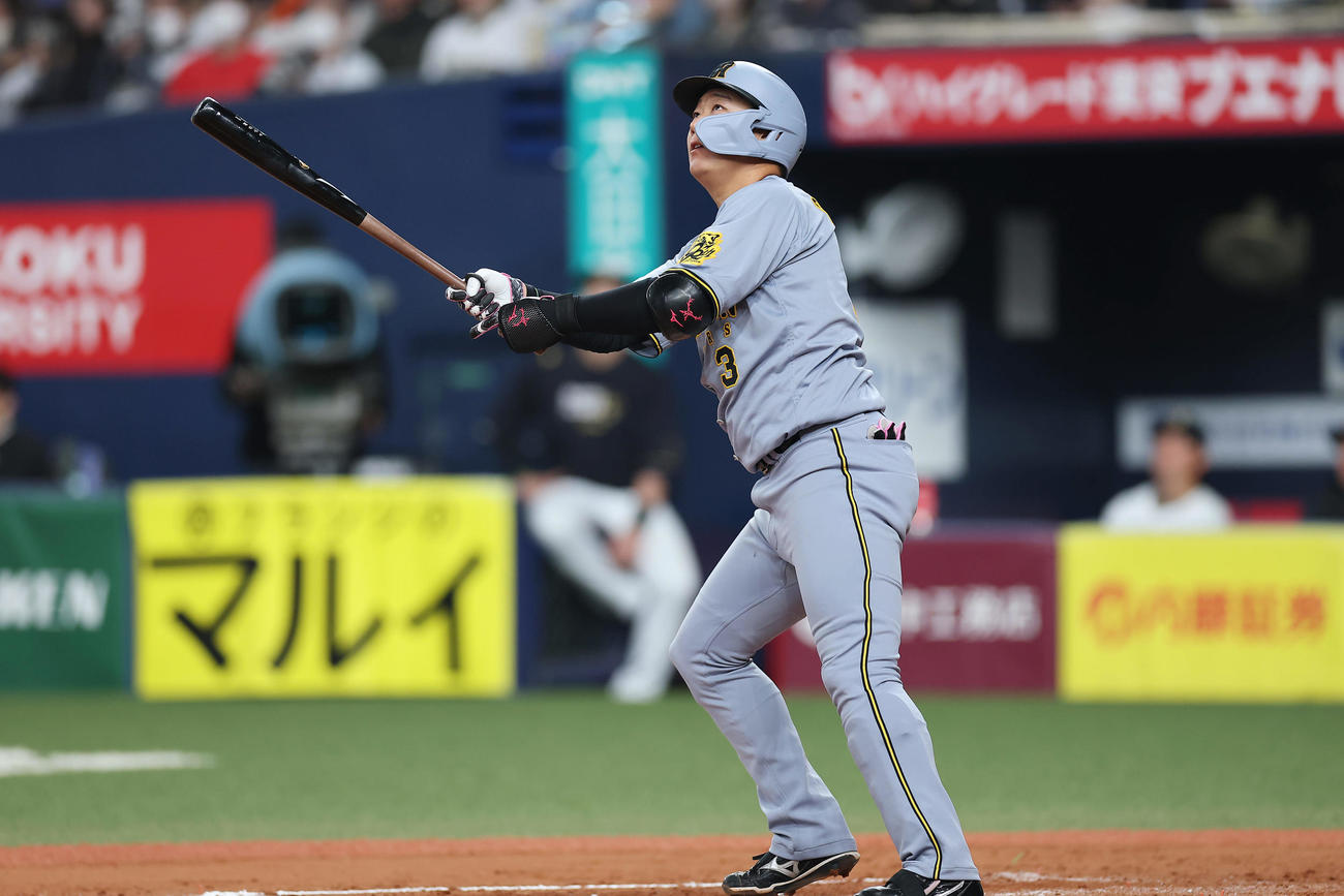 オリックス対阪神　7回表阪神無死、左越え二塁打を放つ大山（撮影・前田充）