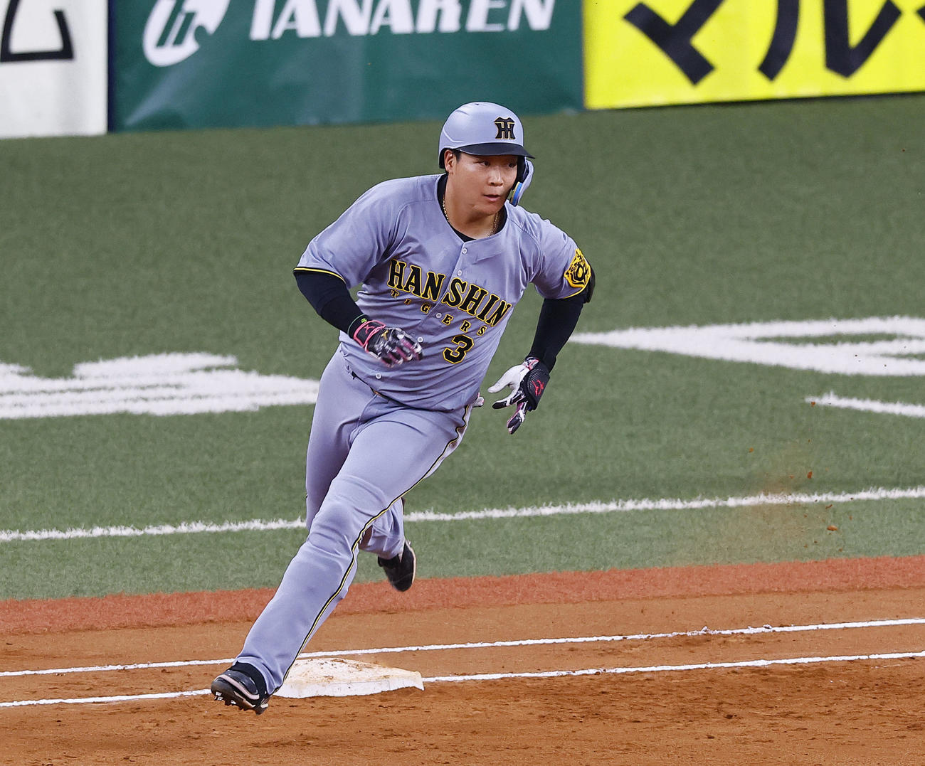 オリックス対阪神　7回表阪神無死、二塁打を放ち一塁を回る大山（撮影・藤尾明華）