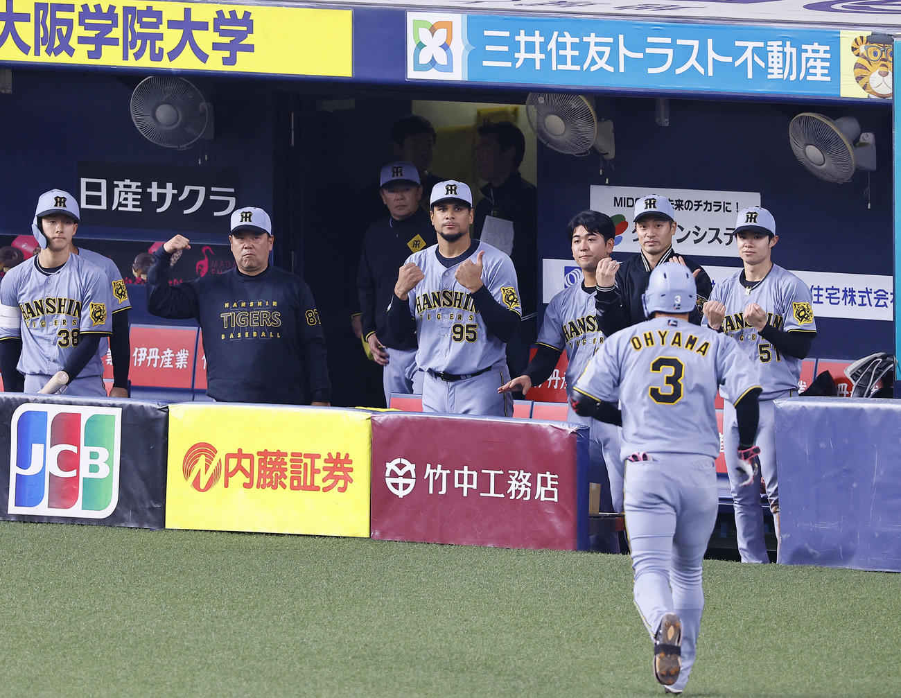オリックス対阪神　7回表阪神無死、二塁打を放ち交代した大山を出迎える中野（右端）ら阪神ナイン（撮影・藤尾明華）