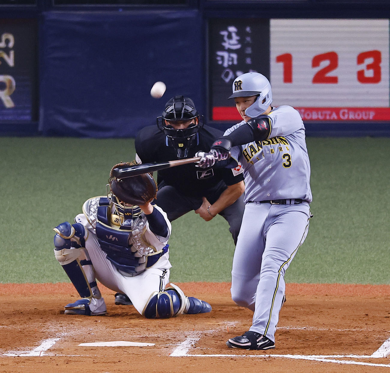 オリックス対阪神　7回表阪神無死、大山は左越えに二塁打を放つ（撮影・藤尾明華）