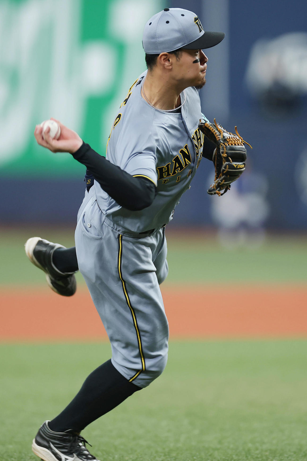 オリックス対阪神　5回裏オリックス1死一、三塁、太田の三ゴロを処理するも本塁へ悪送球する佐藤輝（撮影・前田充）