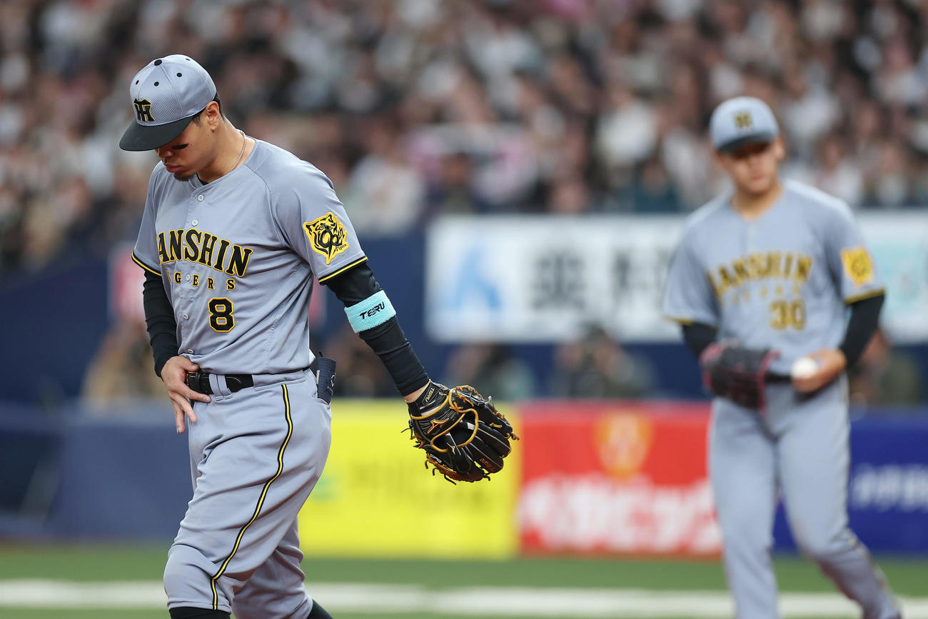 オリックス対阪神　5回裏オリックス1死一、三塁、太田の三ゴロを本塁へ悪送球した佐藤輝。右は門別（撮影・前田充）