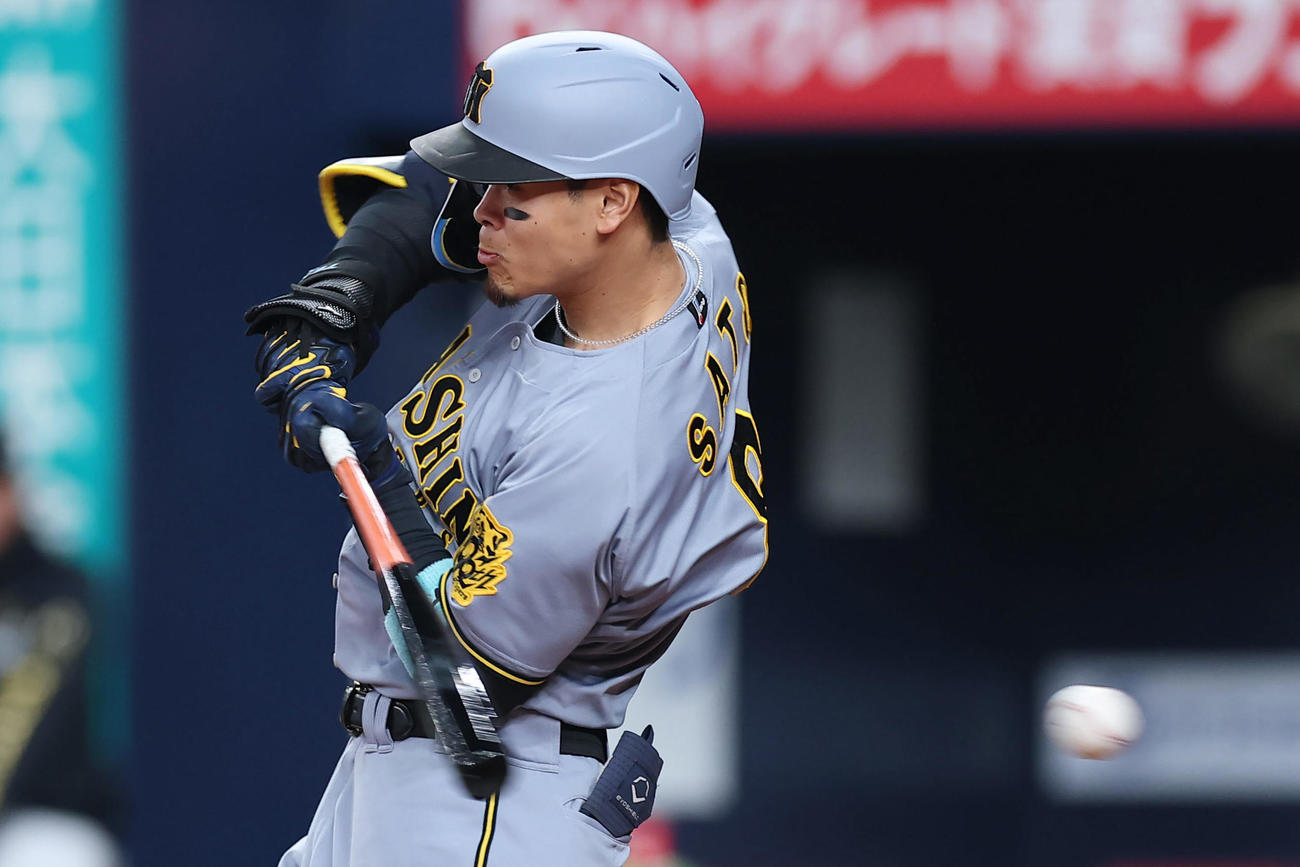 オリックス対阪神　3回表阪神2死、空振り三振に倒れる佐藤輝（撮影・前田充）