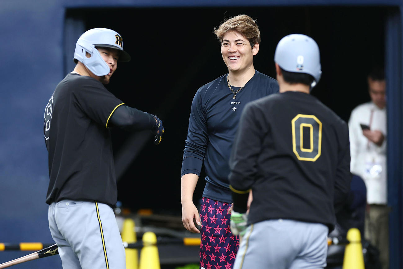 オリックス対阪神　試合前練習で阪神佐藤輝（左）、木浪（右）と談笑するオリックス九里（撮影・前田充）