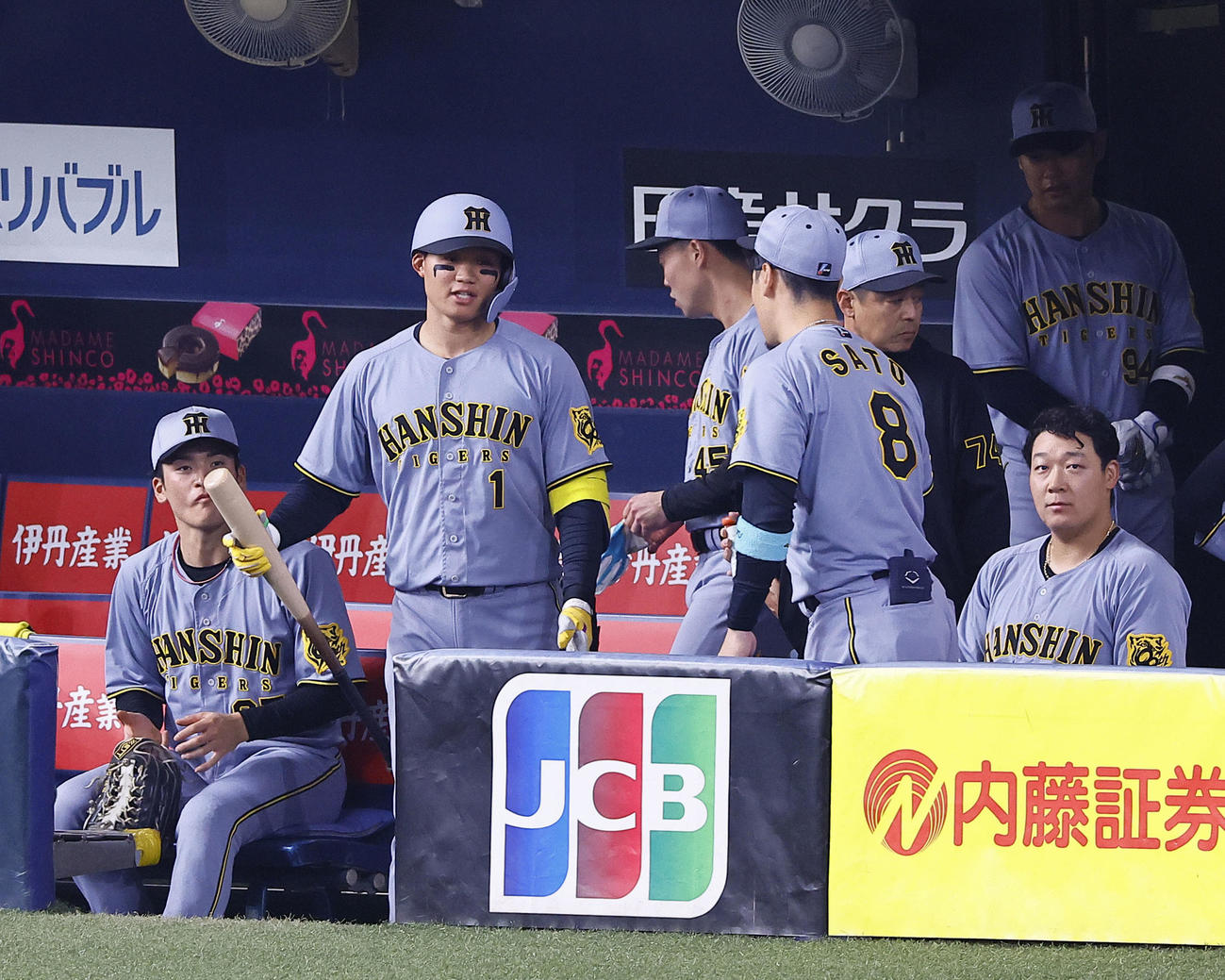 オリックス対阪神　6回表阪神2死、三振に倒れベンチに戻る森下（左から2人目）（撮影・藤尾明華）
