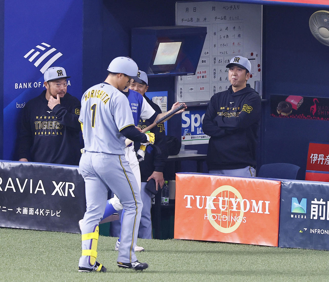 オリックス対阪神　4回表阪神無死、遊ゴロに倒れベンチに戻る森下（手前）を見つめる藤川監督（右）（撮影・藤尾明華）
