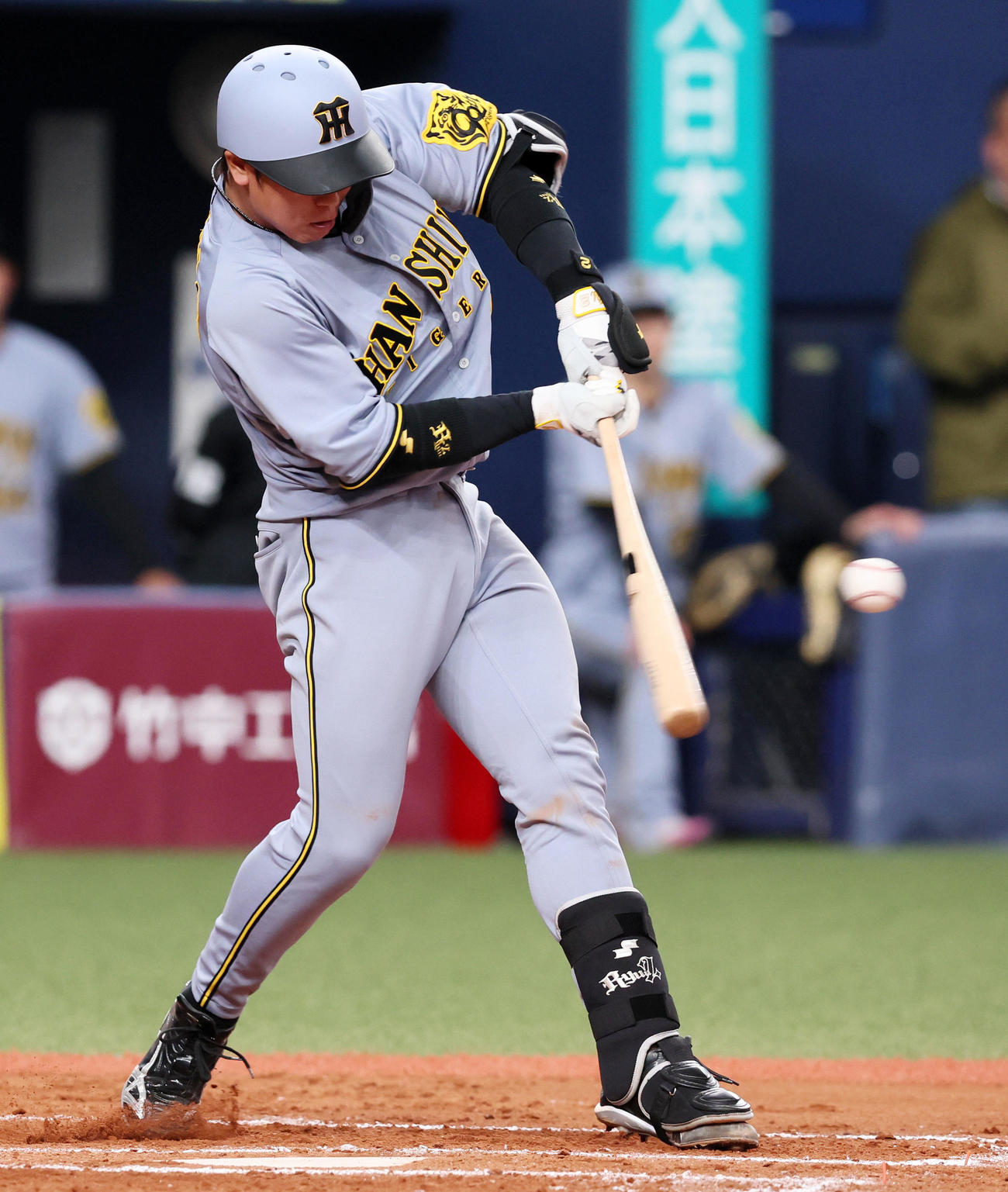 オリックス対阪神　7回表阪神1死三塁、梅野は適時内野安打を放つ（撮影・加藤哉）