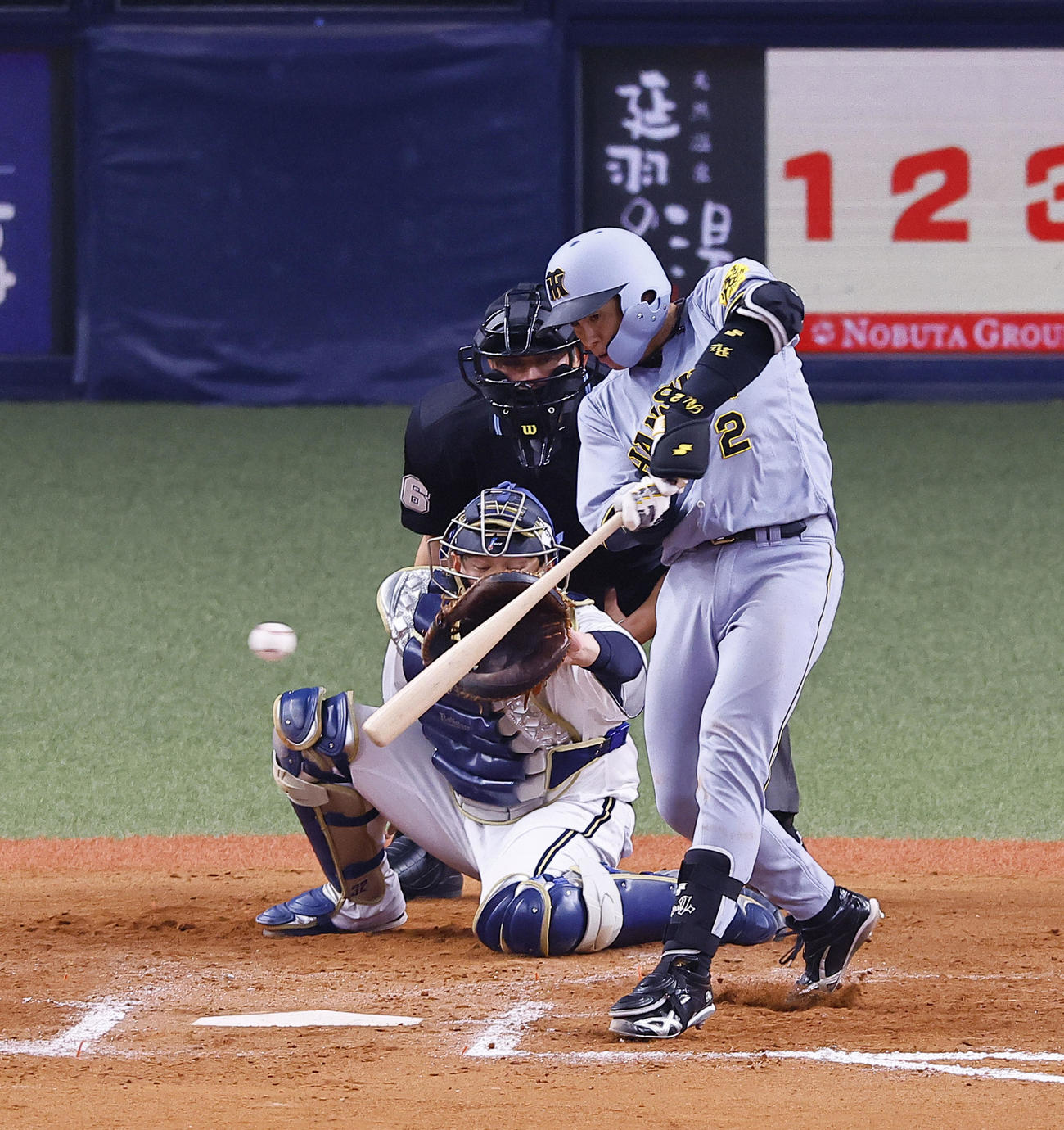 オリックス対阪神　7回表阪神1死二塁、梅野は一塁適時内野安打を放つ（撮影・藤尾明華）