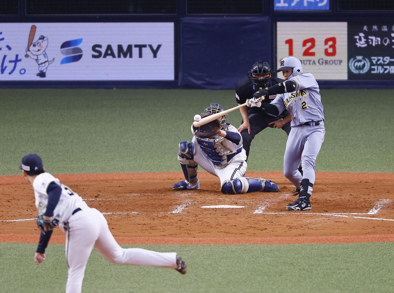 オリックス対阪神　5回表阪神無死、梅野は右前打を放つ（撮影・藤尾明華）