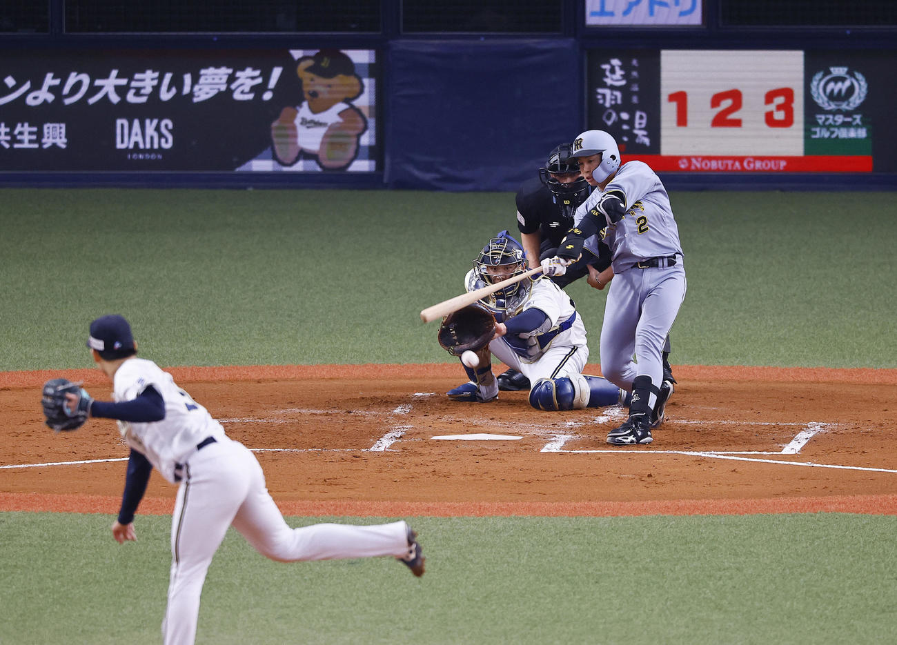 オリックス対阪神　2回表阪神1死一塁、梅野は左前打を放つ（撮影・藤尾明華）