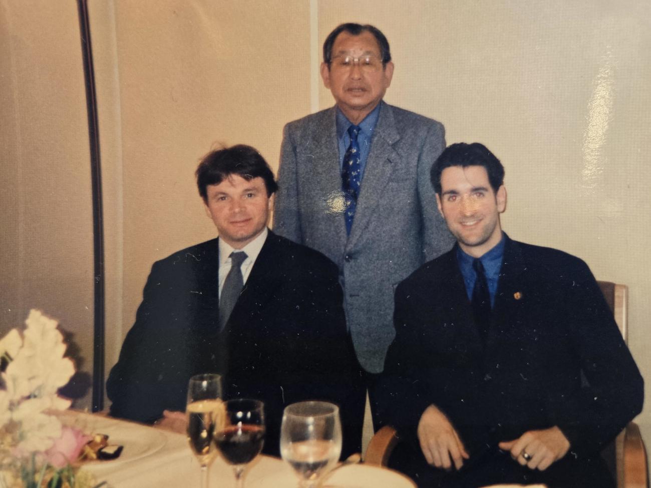 サッカー日本代表監督だったフィリップ・トルシエ氏（左）と楽しく食事をした際の吉田義男氏。右は通訳のフローラン・ダバディ氏