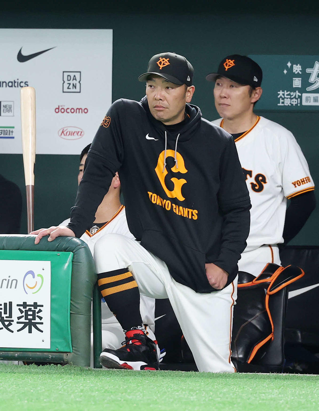 巨人対ロッテ　9回裏、戦況を見つめる巨人阿部監督（撮影・鈴木正人）　