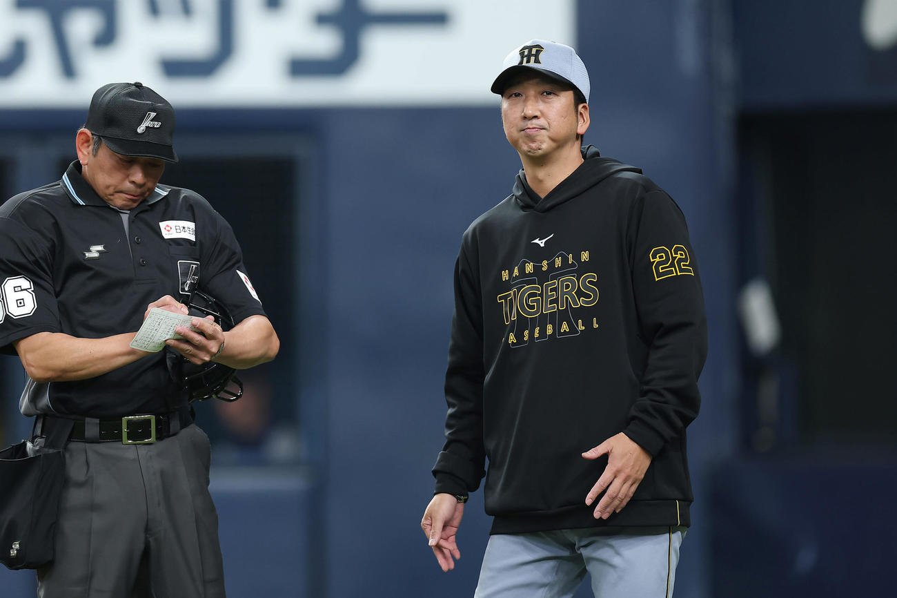 オリックス対阪神　4回表を終え、選手交代を告げる阪神藤川監督（撮影・前田充）