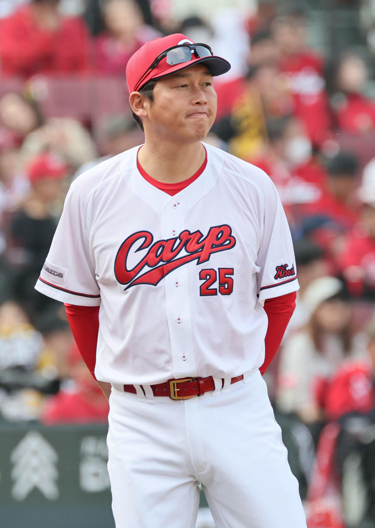 広島対ソフトバンク　6回裏終了時、交代を告げる新井監督（左）（撮影・加藤孝規）