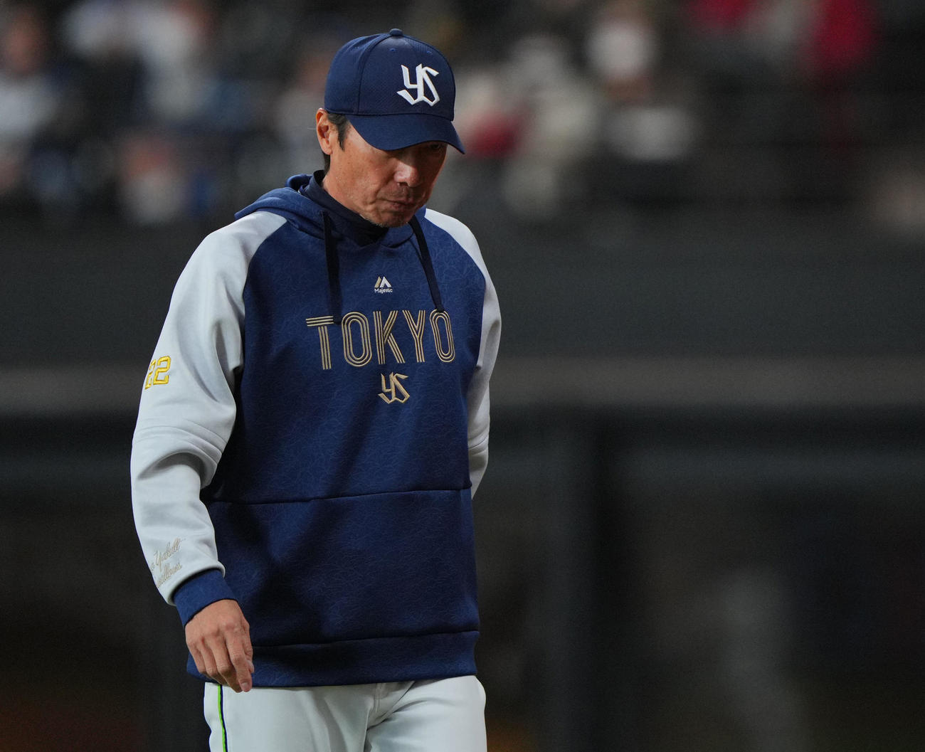 日本ハム対ヤクルト　8回裏日本ハム1死一、三塁、交代を告げうつむきながらベンチに戻る高津監督（撮影・垰建太）