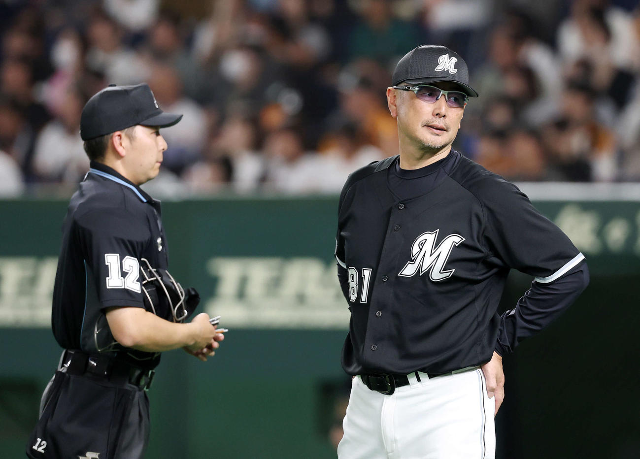 巨人対ロッテ　5回裏、選手交代を告げるロッテ吉井監督（撮影・鈴木正人）　