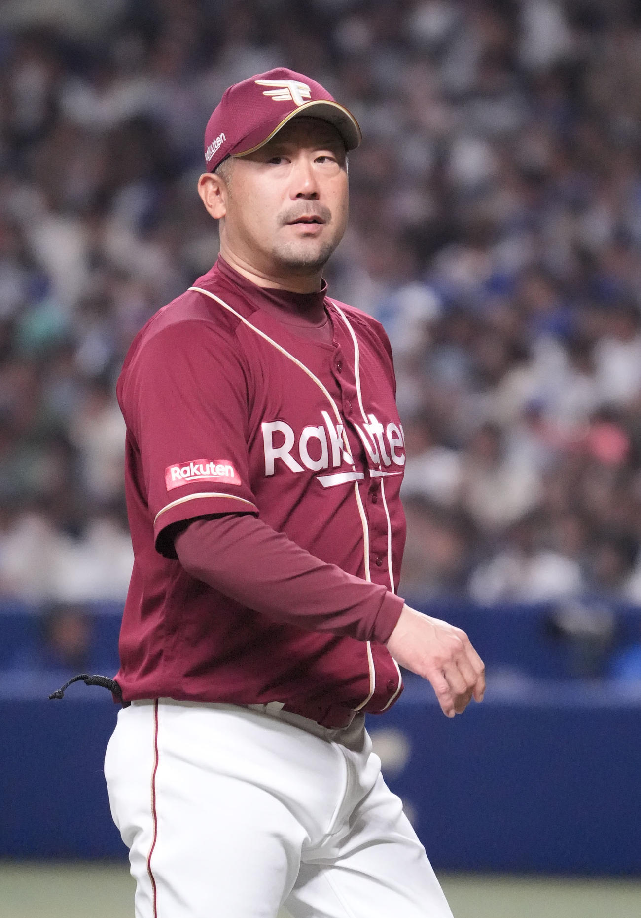 中日対楽天　4回裏中日2死一塁、投手交代を告げベンチへ戻る三木監督（撮影・森本幸一）
