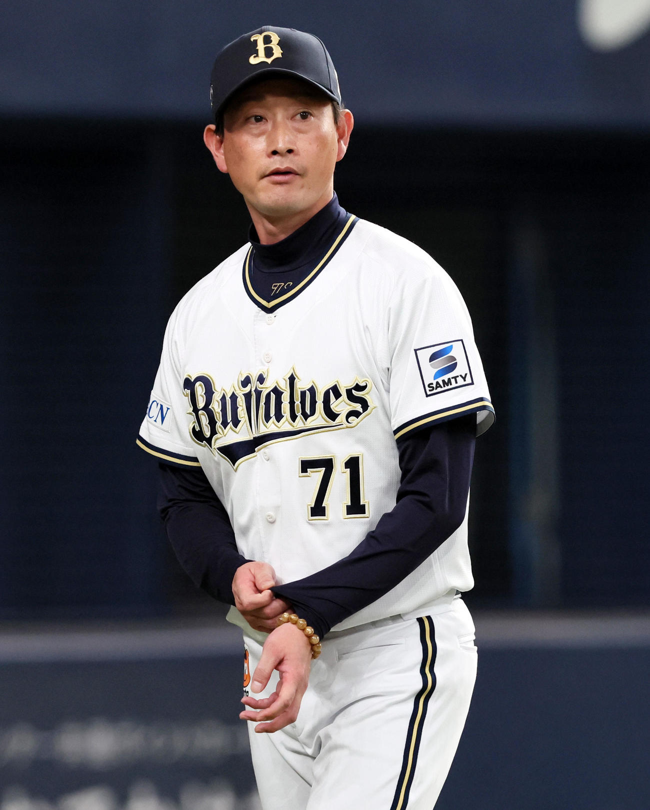 オリックス対阪神　7回裏を終え選手交代を告げるオリックス岸田監督（撮影・加藤哉）