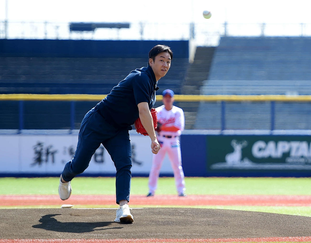 オイシックス対日本ハム　始球式を務める斎藤氏