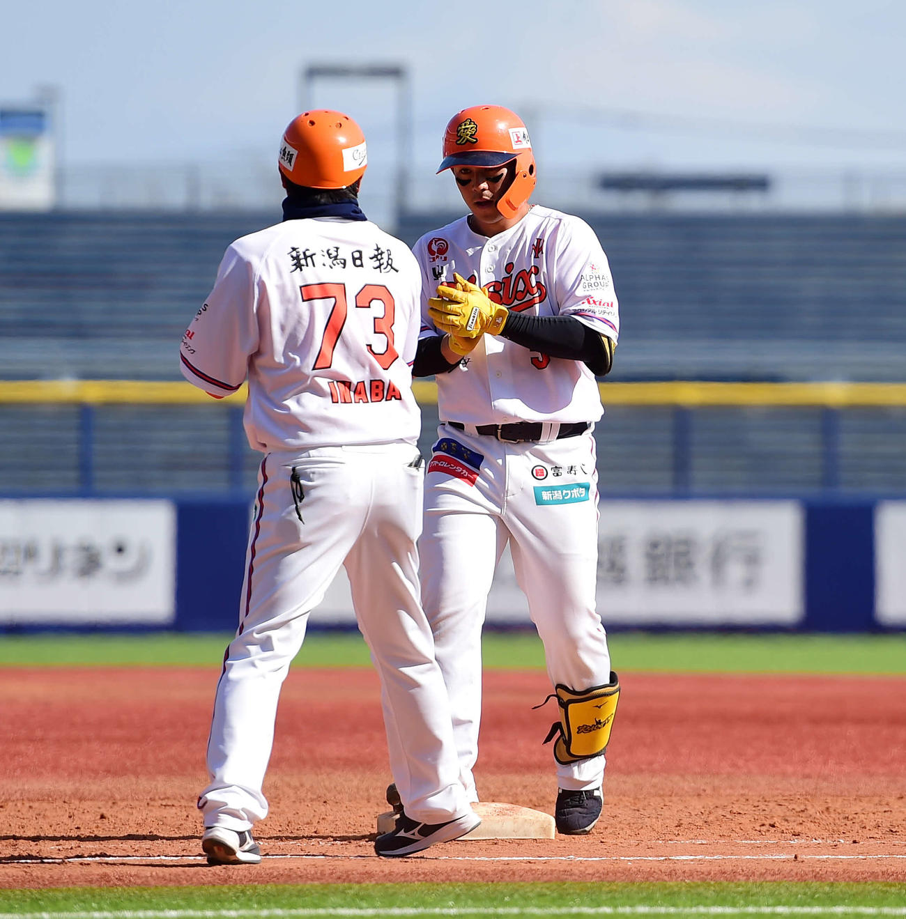 オイシックス対日本ハム　5回裏1死二、三塁、適時左前打を放ち手を叩くオイシックス大川（右）