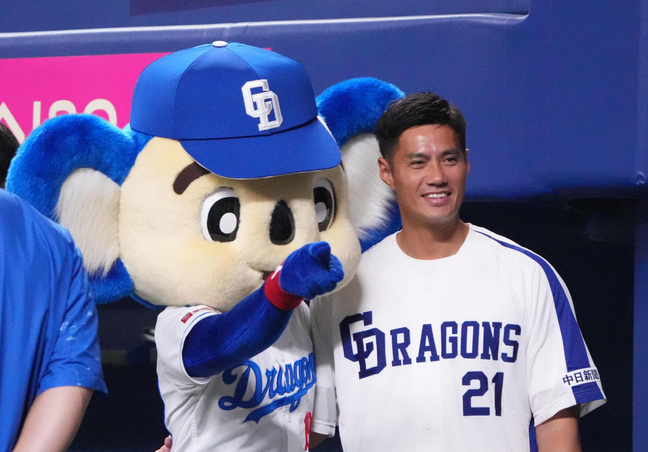 試合前、ドアラとの再会を喜ぶチェン・ウェイン氏（右）