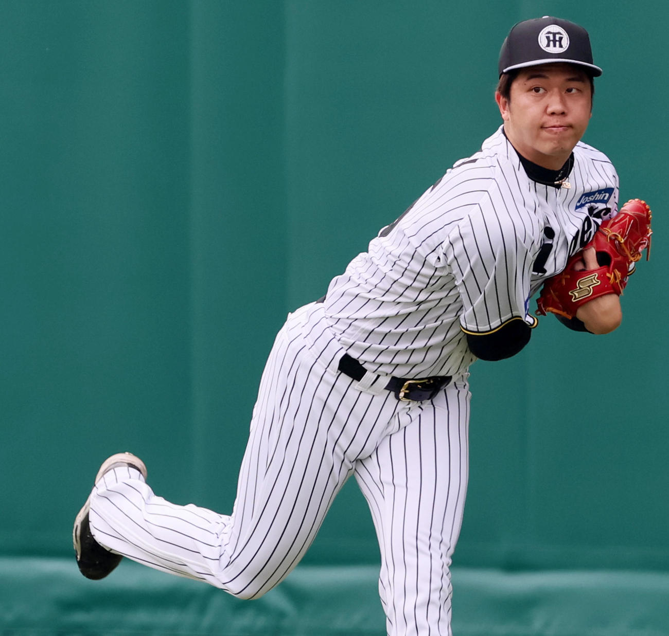 投手指名練習に参加しキャッチボールする才木（撮影・加藤哉）