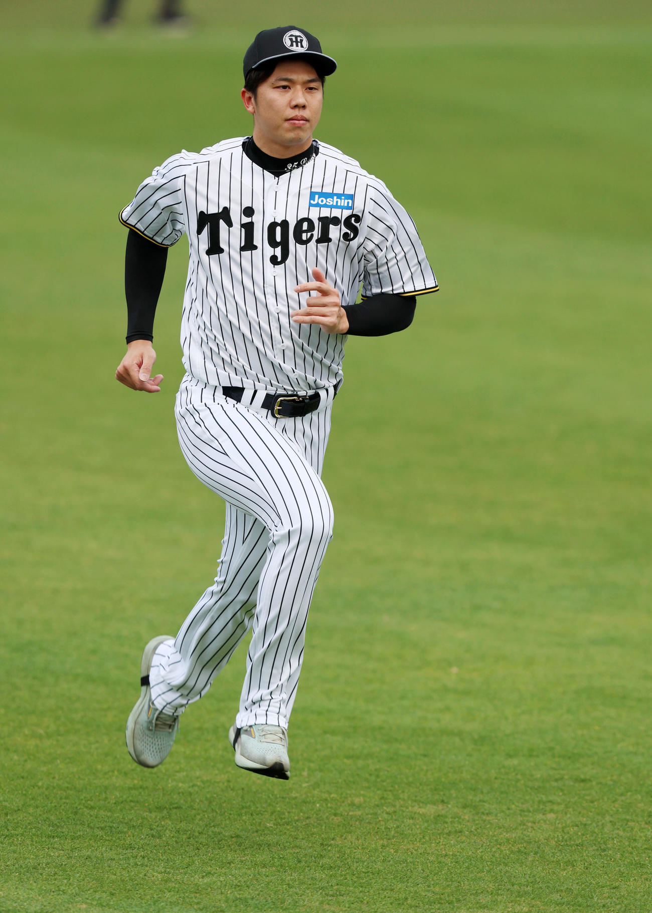 投手指名練習に参加しウオーミングアップする才木（撮影・加藤哉）