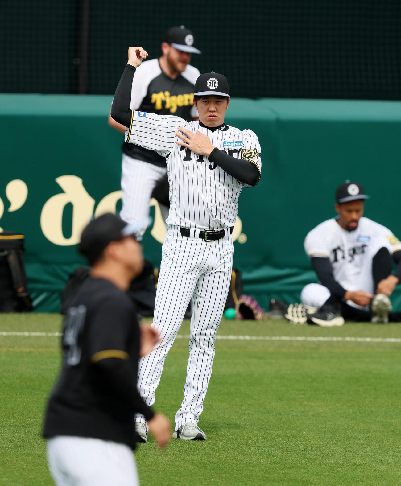 投手指名練習に参加し右肩周辺を触る才木（撮影・加藤哉）