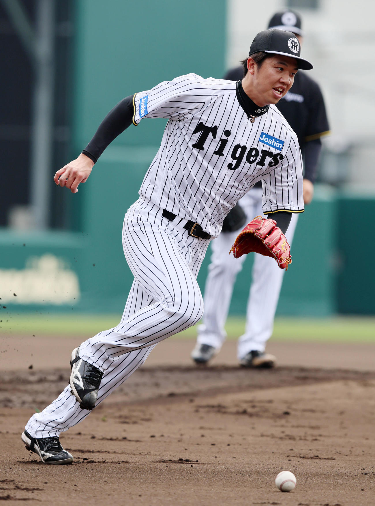 投手指名練習に参加し投内連係プレーの練習でマウンドからダッシュする才木（撮影・加藤哉）