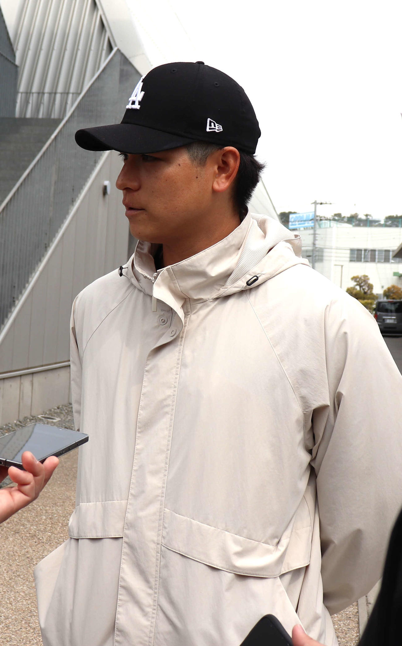 25日から1軍合流し横須賀市内のDOCKで取材対応するDeNA神里