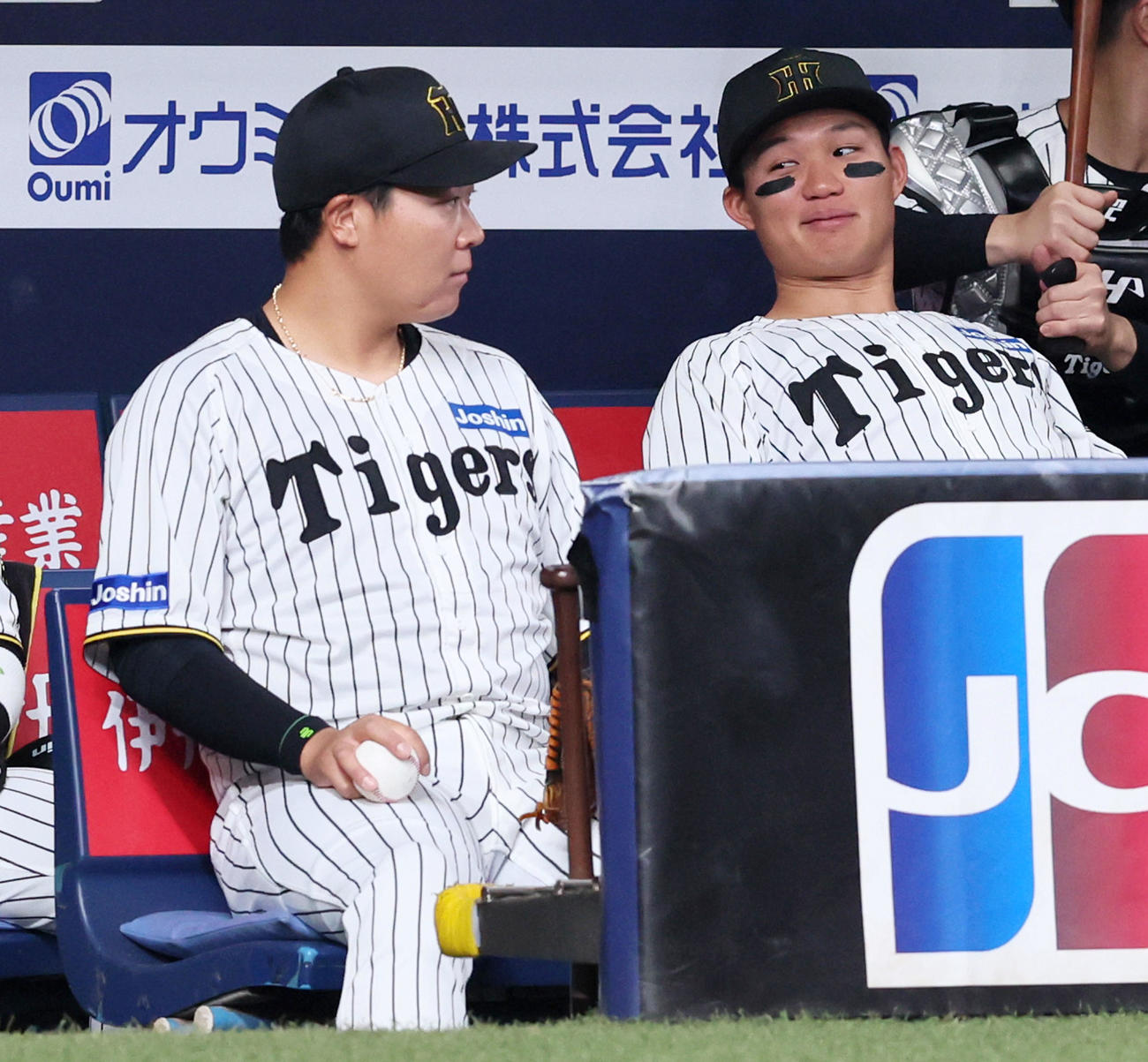 22日のオリックス戦、ベンチでも大山（左）の隣に座る森下（撮影・加藤哉）