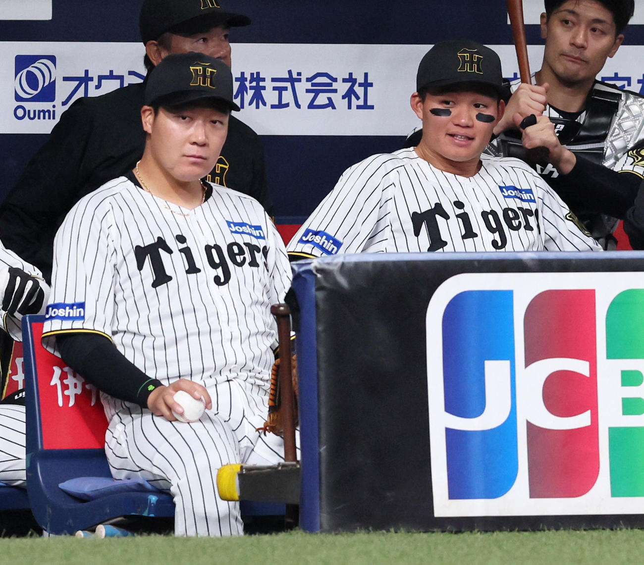 22日のオリックス戦、ベンチでも大山（左）の隣に座る森下（撮影・加藤哉）
