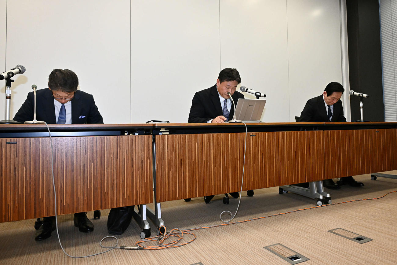 会見の冒頭で謝罪する左からパ・リーグ井上理事長、NPB中村事務局長、セ・リーグ鈴木理事長（撮影・滝沢徹郎）