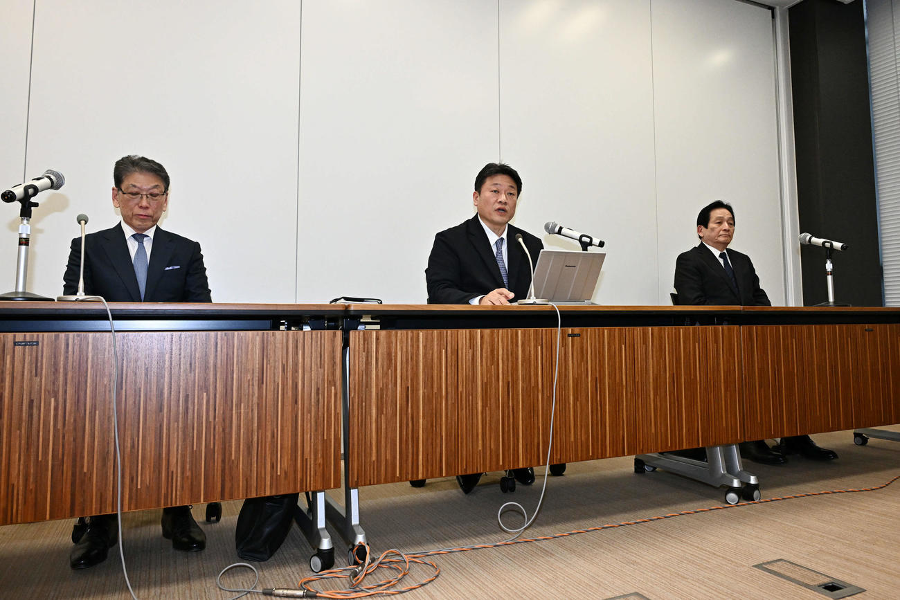 会見に臨む、左からパ・リーグ井上理事長、NPB中村事務局長、セ・リーグ鈴木理事長（撮影・滝沢徹郎）