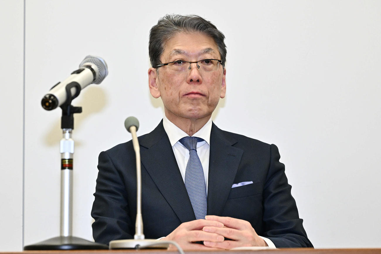 会見に臨むパ・リーグ井上智治理事長（撮影・滝沢徹郎）