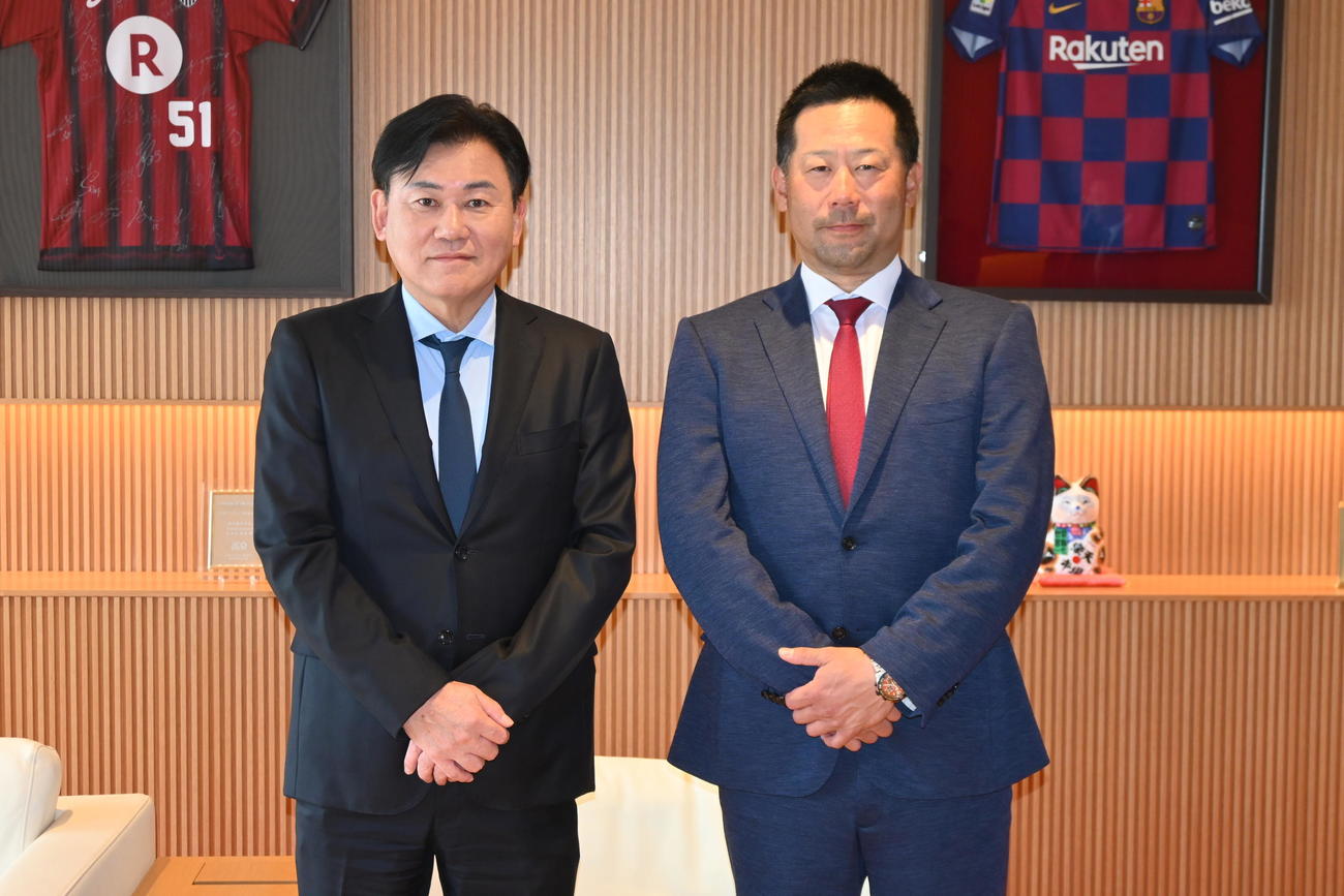 シーズン開幕を前に楽天グループ本社を訪問し三木谷オーナー（左）と写真に収まる楽天三木監督（代表撮影）