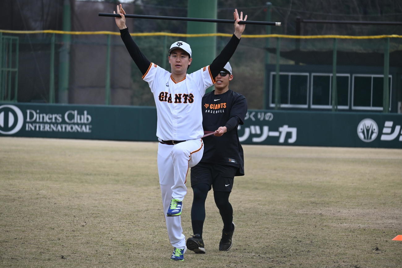 次回登板に向けて調整する山崎（左）と赤星
