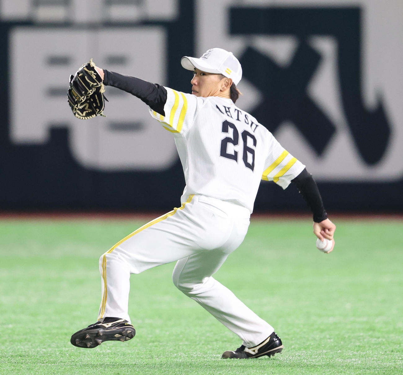 キャッチボールで調整する大津（撮影・梅根麻紀）