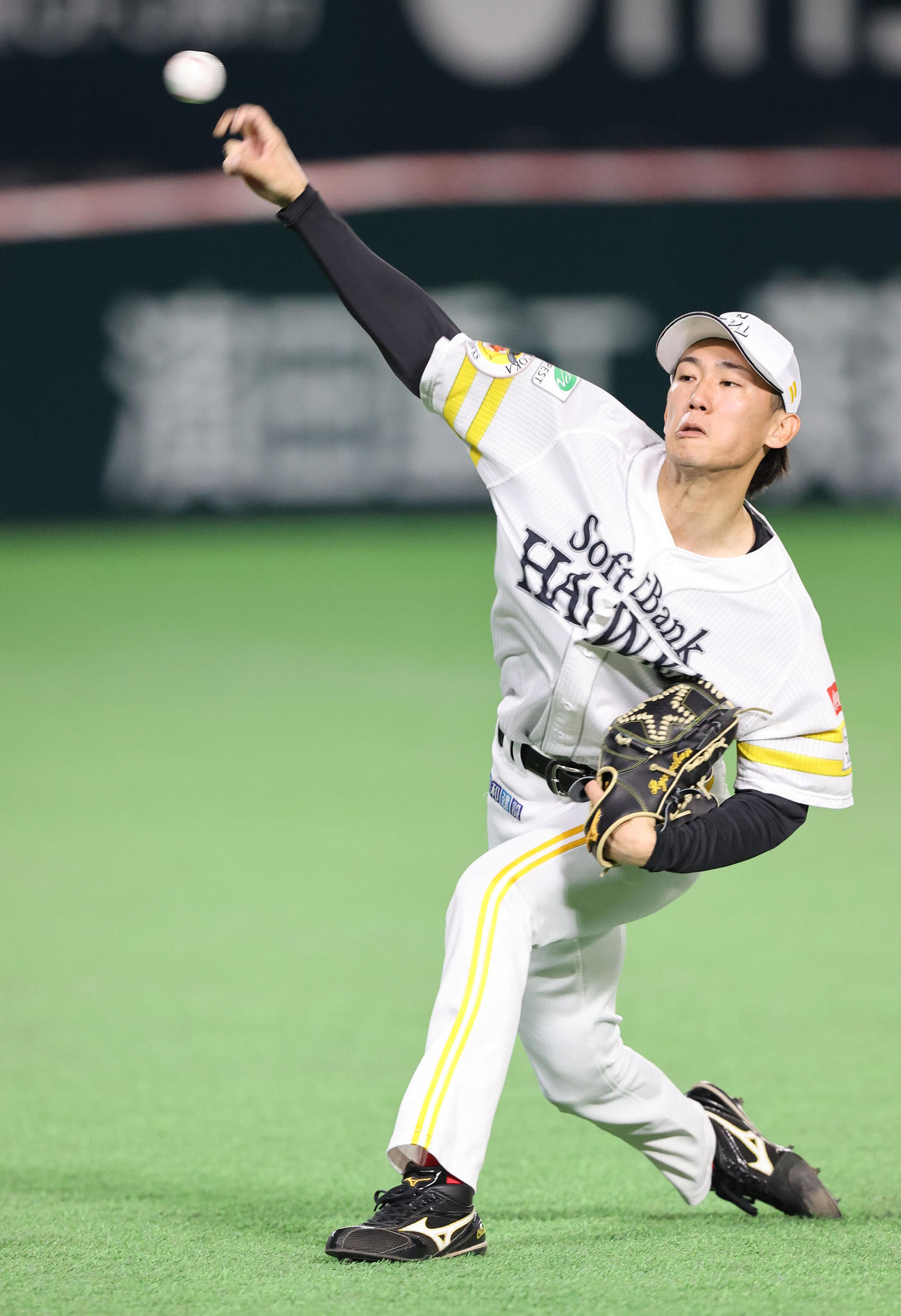 キャッチボールで調整する大津（撮影・梅根麻紀）