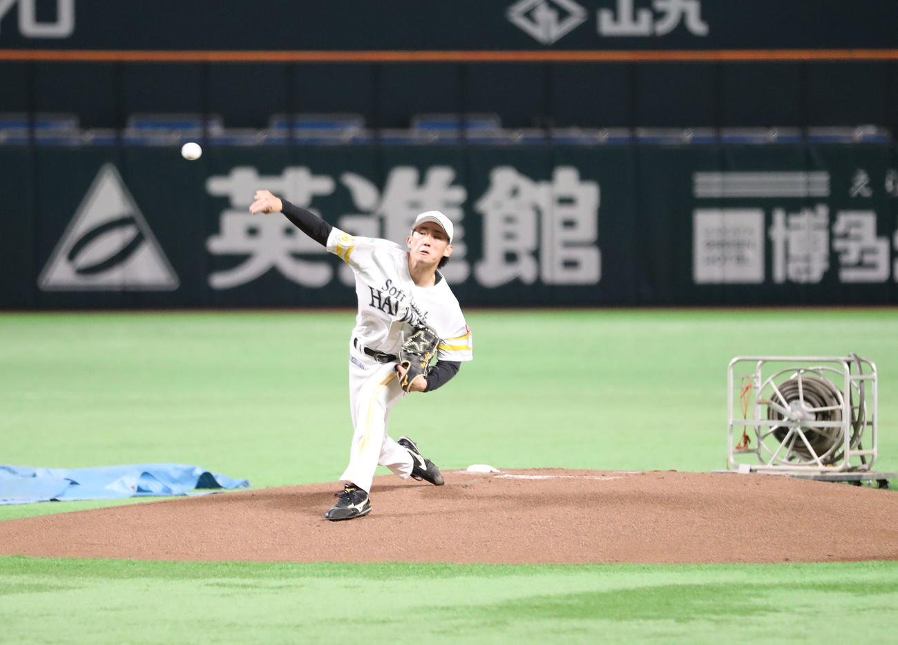 マウンドを利用して投球練習をする大津（撮影・梅根麻紀）