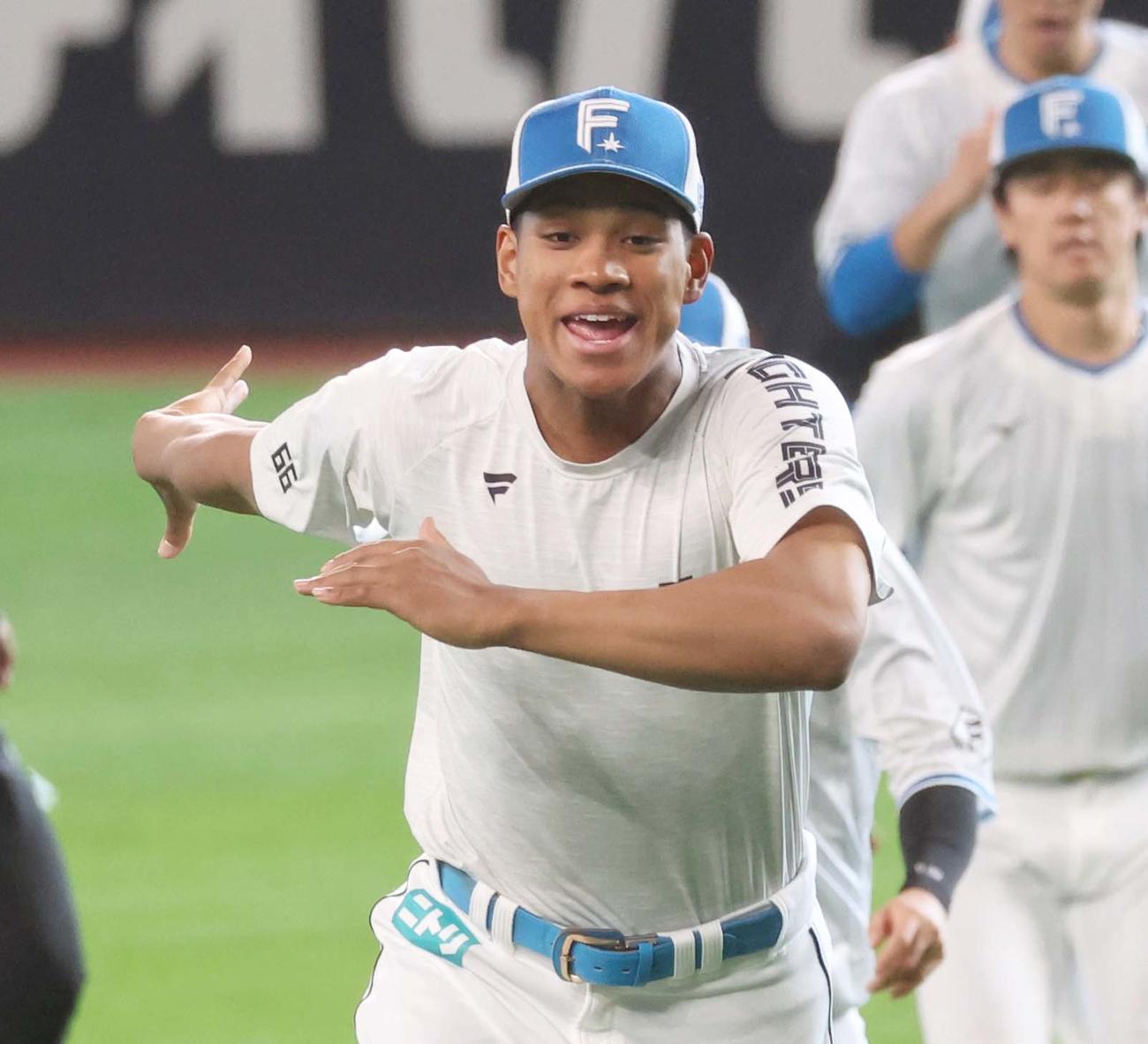 笑顔でアップする日本ハム万波（撮影・黒川智章）
