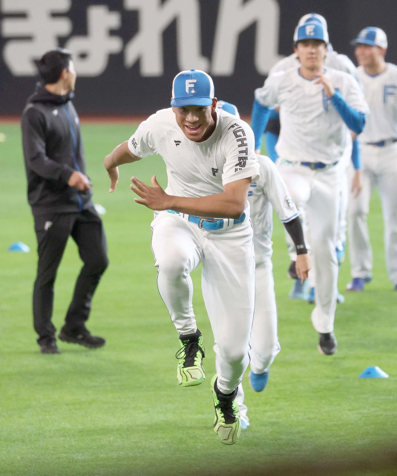 笑顔でアップする日本ハム万波（撮影・黒川智章）