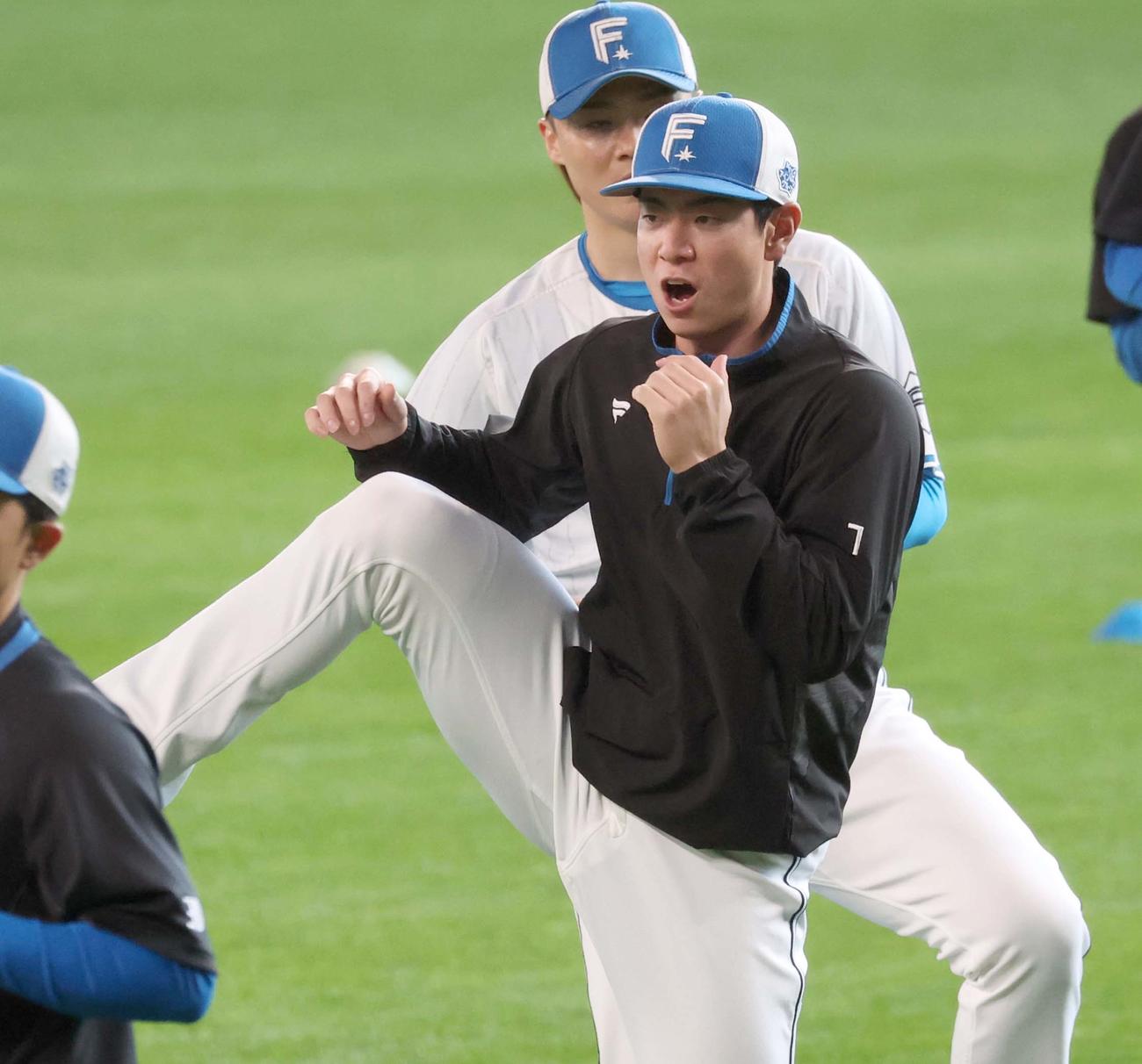 アップする日本ハム松本剛（撮影・黒川智章）