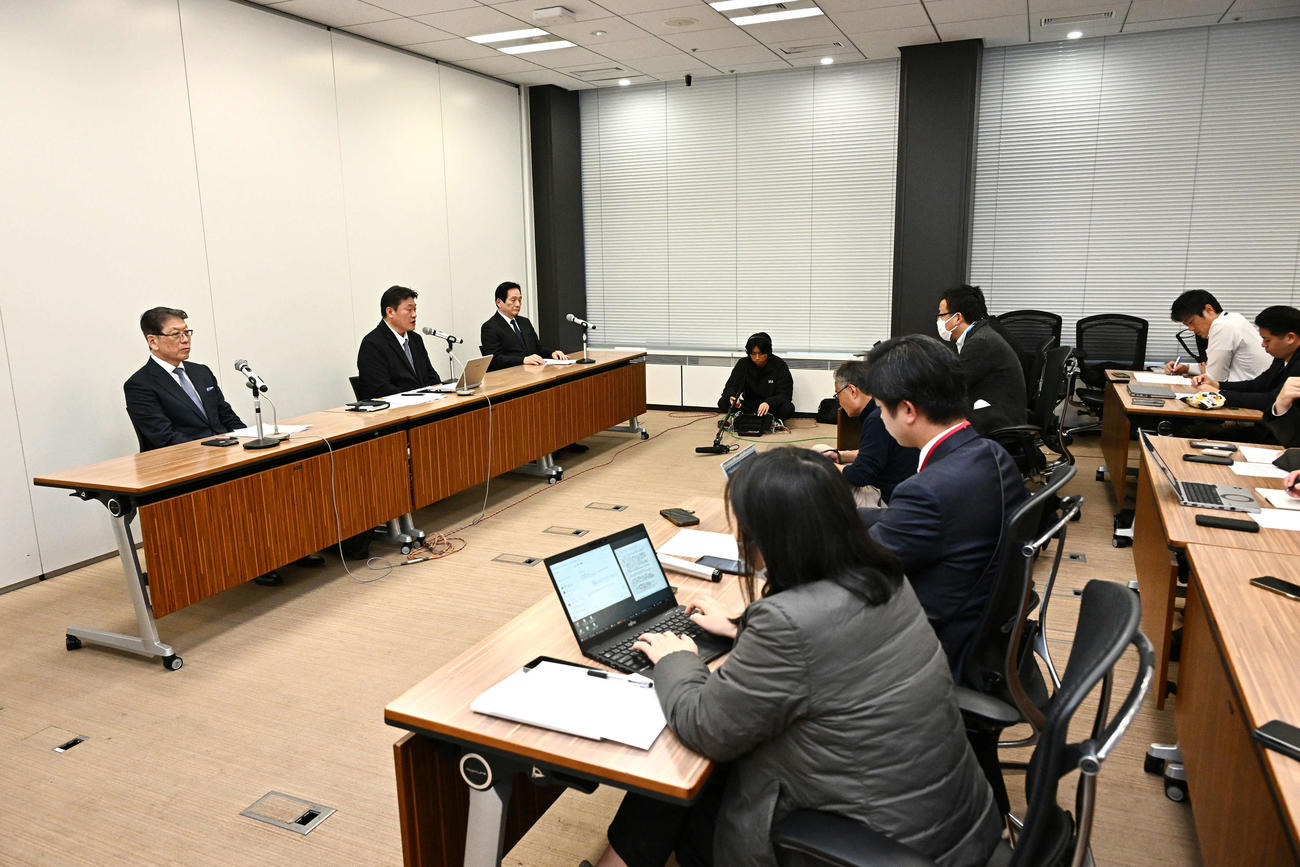 会見に臨む、左からパ・リーグ井上理事長、NPB中村事務局長、セ・リーグ鈴木理事長（撮影・滝沢徹郎）
